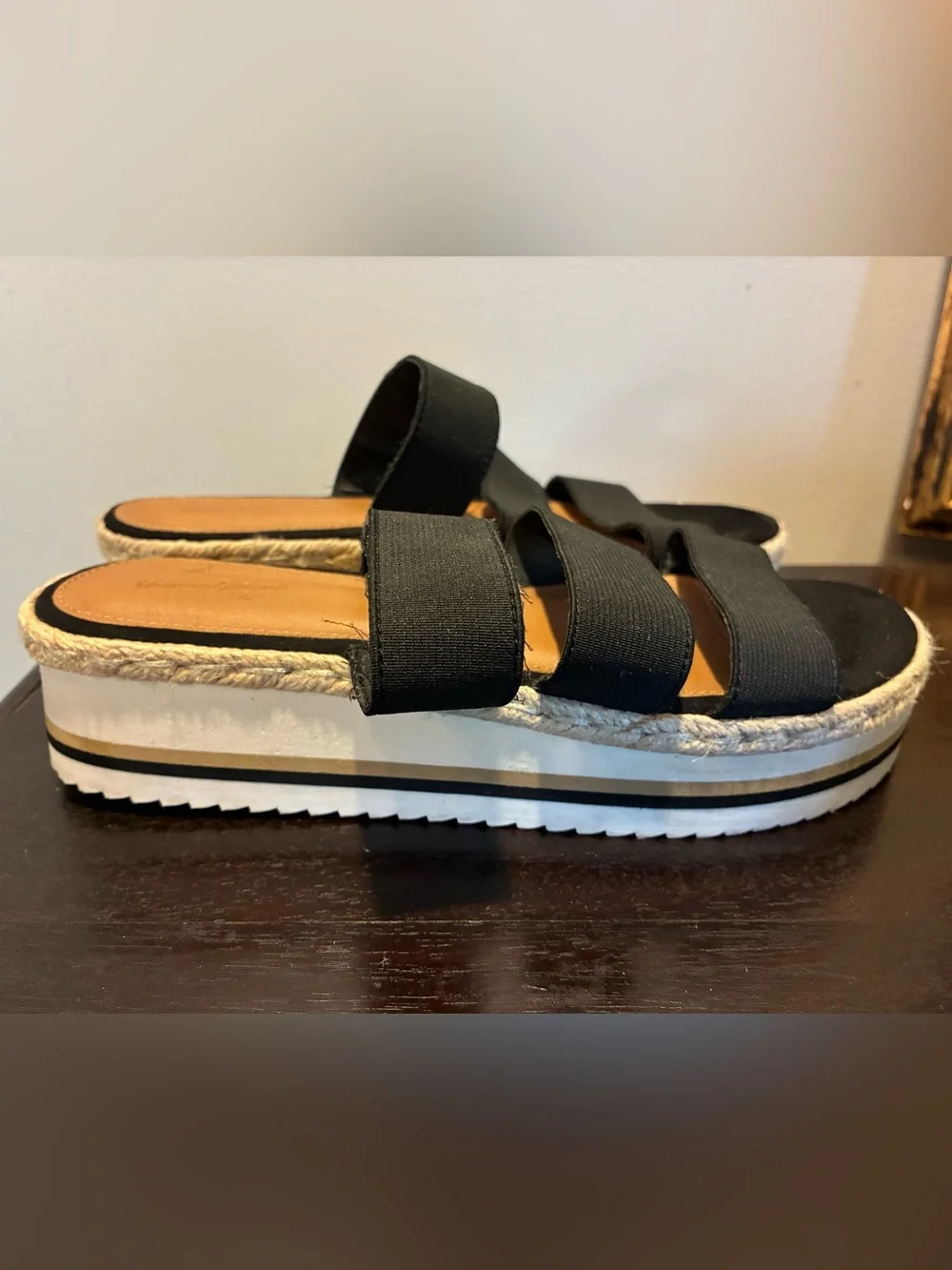 Universal Thread Women's Florence Sporty Platform Sandals in black with stretch
